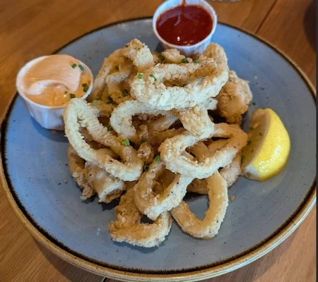 Pelican Grill Ottawa Review – Mixed Seafood Experience with Great Calamari and Disappointing Crab Cakes – Average EV Score: 6.7/10