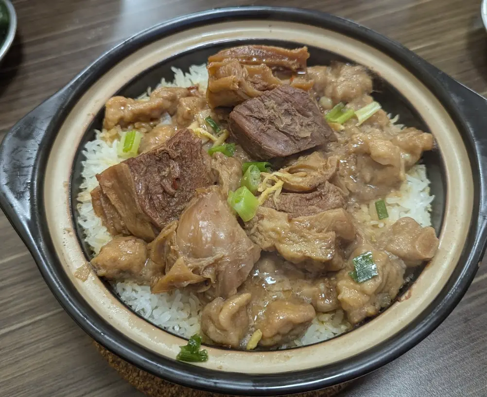 Clay Pot Rice – Beef Brisket and Spare Ribs from Good Taste Casserole Rice
