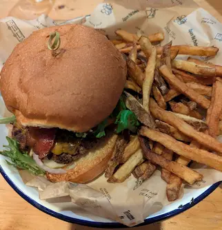 Chelsea Pub Review – Relaxed Vibe, Friendly Service, and a Standout Burger – Average EV Score: 6.2/10