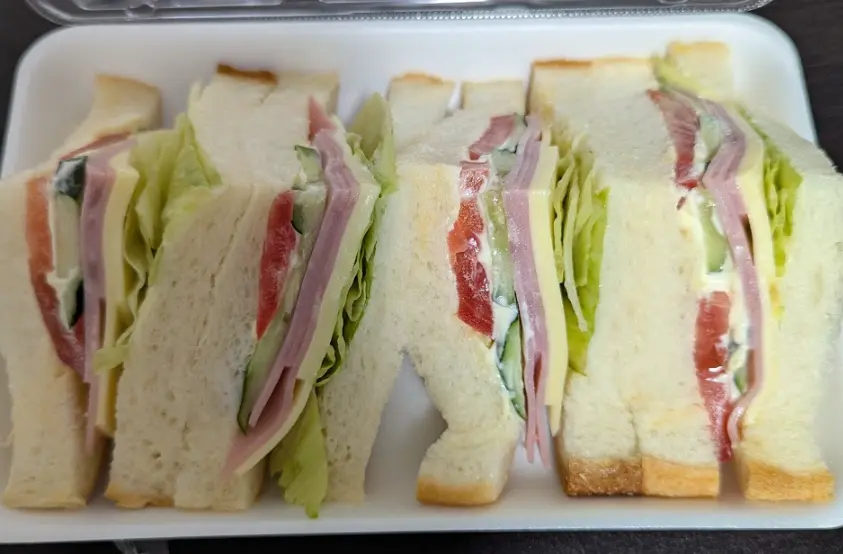 Sandwich (Cheese, Ham, Lettuce, Tomatoes, Mayo)