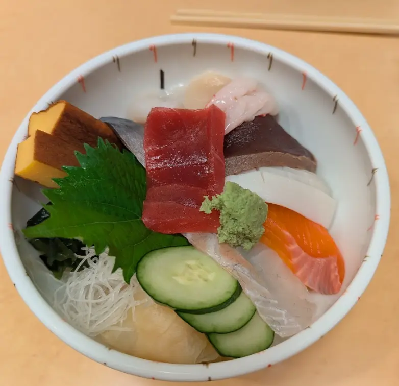 Chirashi (Seafood on Sushi Rice) from Damairu Sushizen