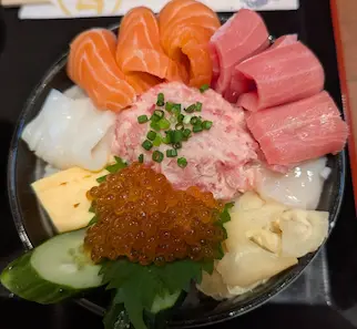 Japan Food Series: Donbe at Nijo Market in Sapporo – A Seafood Rice Bowl Worth Seeking Out