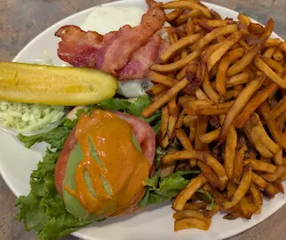 Elgin Street Diner Ottawa Review – Convenient Hours but Forgettable Food – Average EV Score: 4.3/10